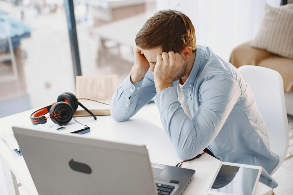 El arte de decidir a tiempo: por qué en los negocios no gana el que actúa primero, sino el que actúa mejor